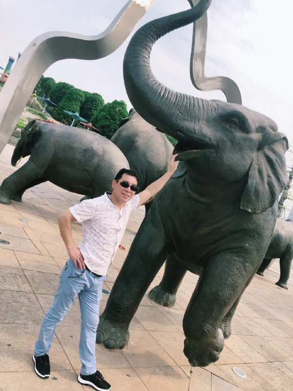 朝望大海的第三张照片--烟台相亲服务中心