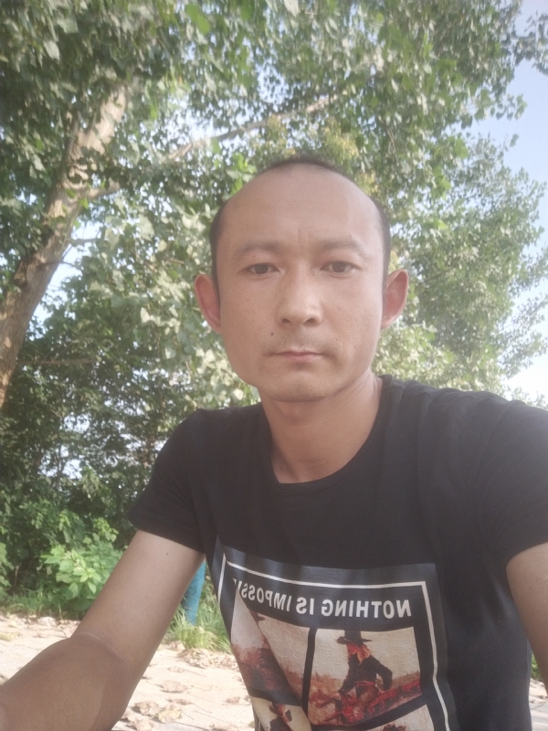 80大叔的第一张照片--烟台相亲服务中心