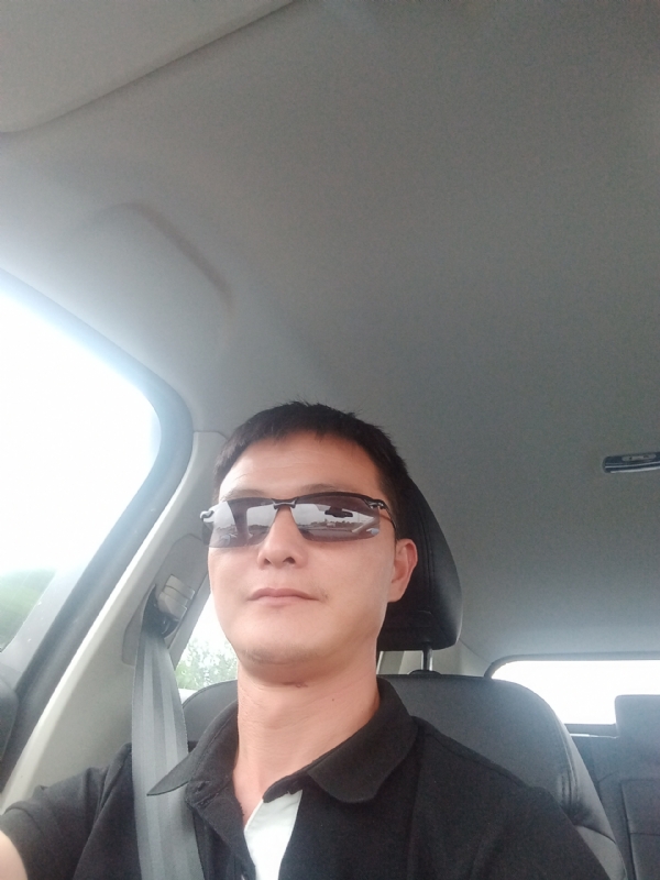 孤独的男人的第二张照片--烟台相亲服务中心