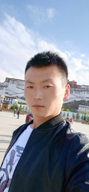 阳光下的小草的第二张照片--烟台相亲服务中心