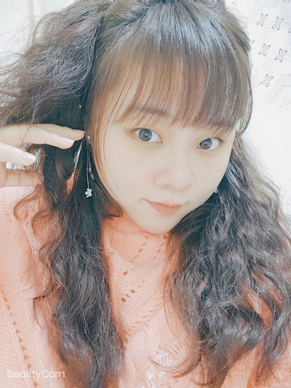 艾薇儿的第一张照片--烟台相亲服务中心