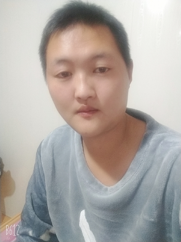 烟圈里透着伤的第二张照片--烟台相亲服务中心