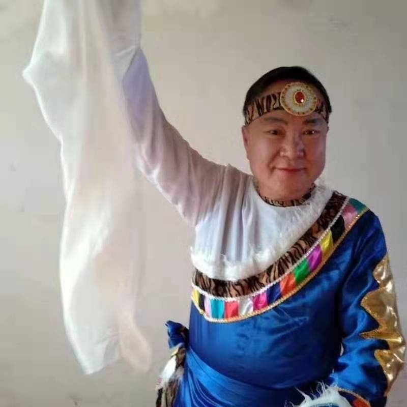 走在冷风中的第一张照片--烟台相亲服务中心