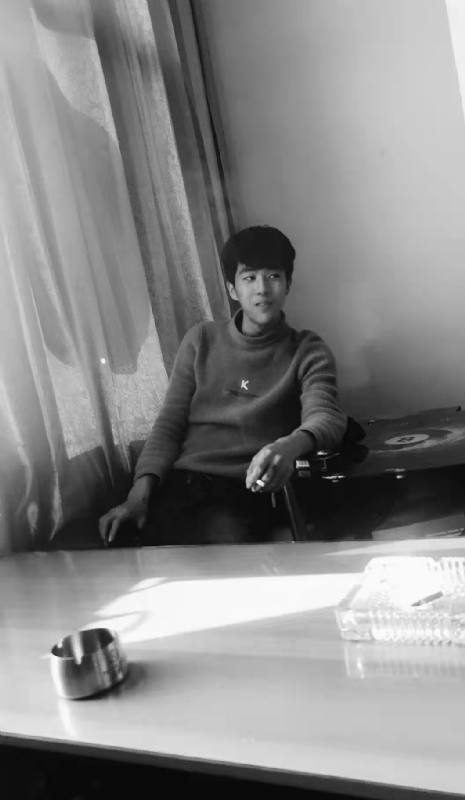 酷似小丑的第二张照片--烟台相亲服务中心