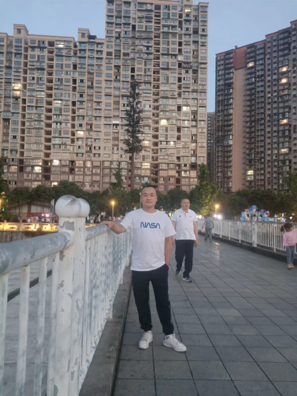 寂寞的男人的第一张照片--烟台相亲服务中心