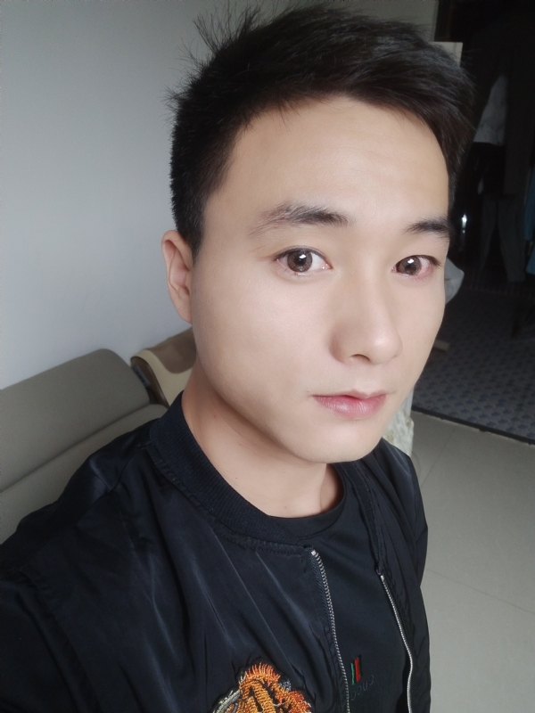 何凡的第三张照片--烟台相亲服务中心