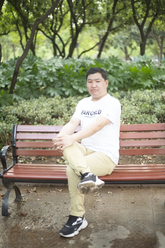 抱着鱼睡觉的猫的第一张照片--烟台相亲服务中心