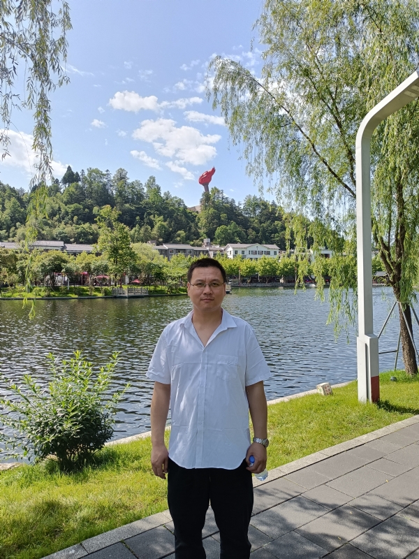 风雨相伴的第一张照片--烟台相亲服务中心