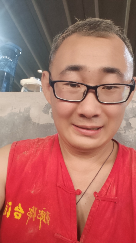 黑黑一笑的第二张照片--烟台相亲服务中心