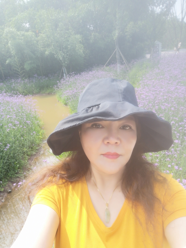 宛霞的第三张照片--烟台相亲服务中心