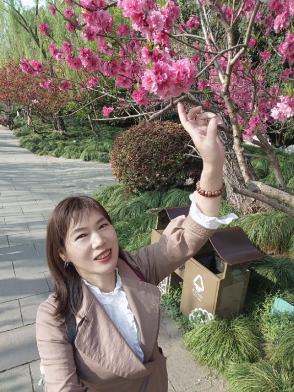 丽娜的第四张照片--烟台相亲服务中心