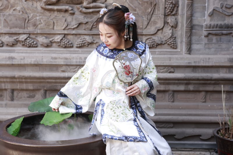 认真的雪的第一张照片--烟台相亲服务中心